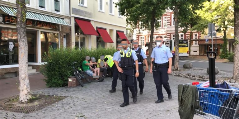 Tatort Marktplatz: Die Polizei ermittelt am Freitagabend (18. Juni) an einem Treffpunkt der Trinkerszene, wo es zu zuvor eine körperliche Auseinandersetzung gegeben hat. Im Hintergrund in gelber Warnweste der städtische Ordnungsdienst.