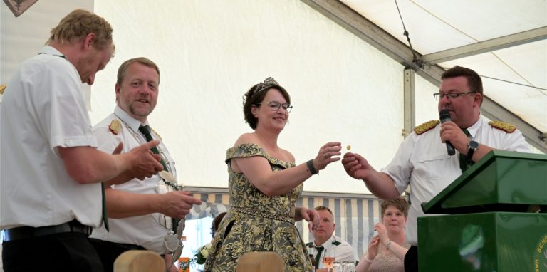 Mann mit Mikrofon und Frau mit Krone