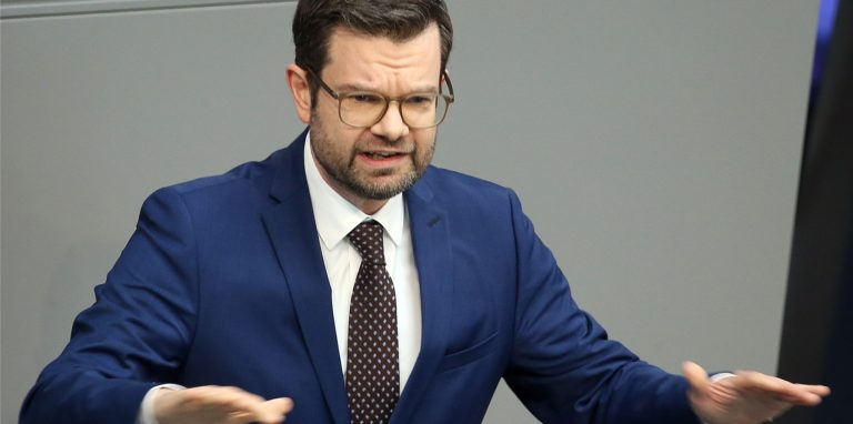 Marco Buschmann (FDP), Bundesjustizminister, spricht bei der Debatte über den Etat des Bundesministeriums für das Ressort Justiz in der Plenarsitzung im Deutschen Bundestag.
