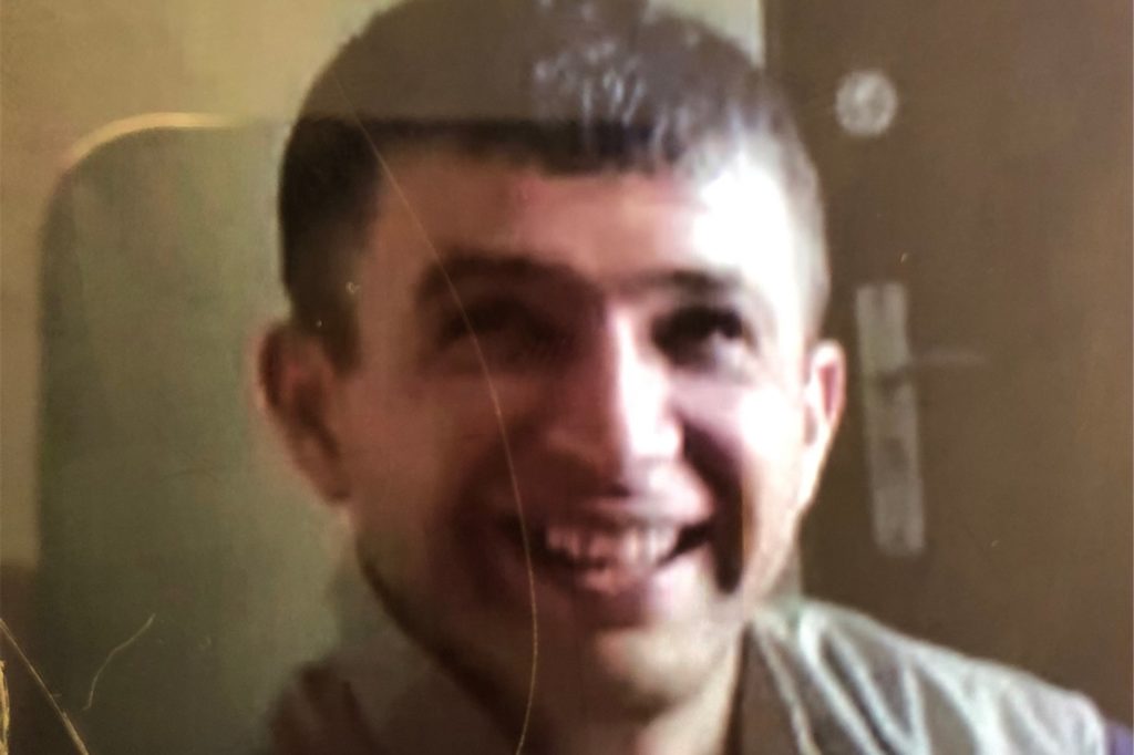 Das Fahndungsbild der Polizei zeigt Elchin Agaev (36) lachend. Das Fahndungsbild der Polizei zeigt Elchin Agaev (36) lachend.