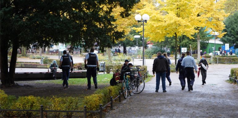 Nachdem ein Streit zwischen Kindern sich auf die anwesenden Erwachsenen ausweitete, musste die Polizei am Nordmarkt einschreiten. (Symbolbild)