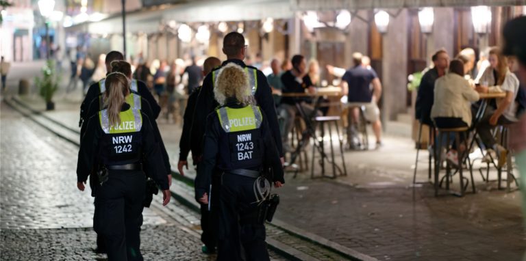 Weil ein 3-jähriges Mädchen in einem Auto eingesperrt war, wurden Polizisten in die Düsseldorfer Altstadt gerufen. (Symbolbild)