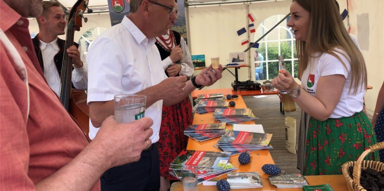 Ein Schnäpschen lässt sich Selms Bürgermeister Thomas Orlowski am Stand der polnischen Gäste aus Iwkowa nicht entgehen.