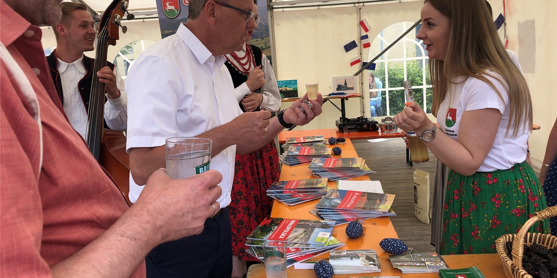 Ein Schnäpschen lässt sich Selms Bürgermeister Thomas Orlowski am Stand der polnischen Gäste aus Iwkowa nicht entgehen.