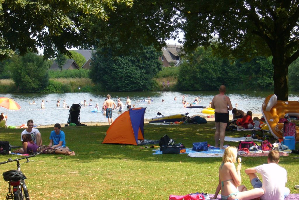 Der Pröbstingsee in Borken lädt zu vielerlei Aktivitäten am, im und auf dem Wasser ein. Der Pröbstingsee in Borken lädt zu vielerlei Aktivitäten am, im und auf dem Wasser ein.