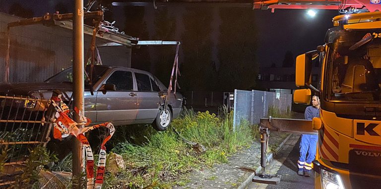 Am Sonntagabend durchbrach dieser Mercedes einen Stahlmattenzaun im Technopark. Der Wagen musste mit einem Spezialkran geborgen werden.