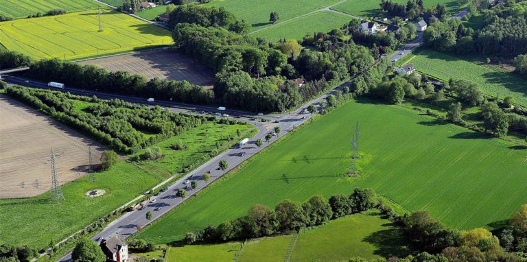 Auf der B236 (l.) war es am Abend des 9. Juni zu einem schweren Verkehrsunfall gekommen.