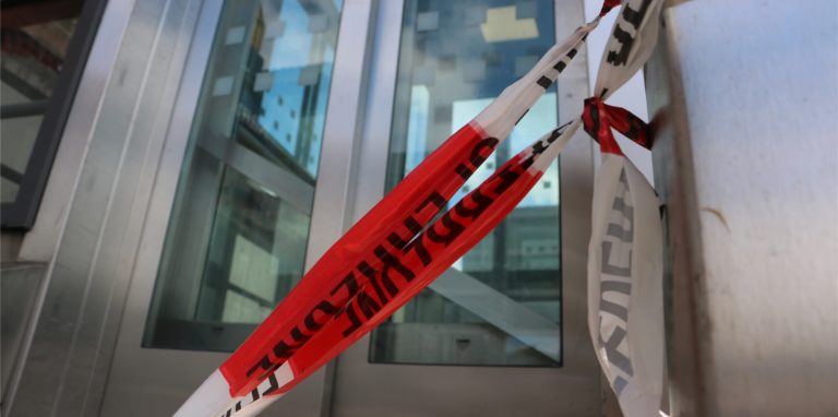 Der Aufzug am Bahnhof ist defekt. Der Lift liegt abgeschirmt hinter einem Flatterband.