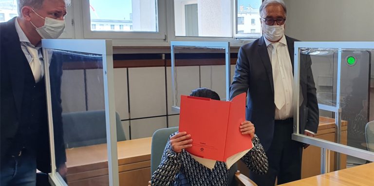 Das Foto zeigt den Angeklagten zwischen seinen Verteidigern Lars Volkenborn (li.) und Rüdiger Deckers.