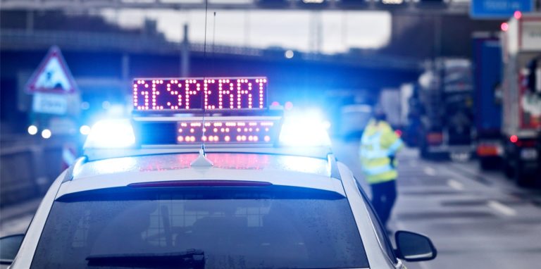 Auf der A44 ist nahe Soest ein Kohletransporter umgekippt. (Archivbild)