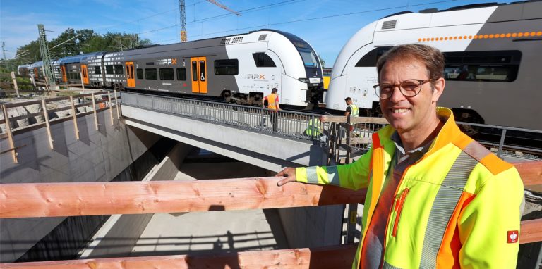 Jürgen Busch, Sachgebietsleiter Bauen und Planen beim Kreis Unna, vor der neuen Unterführung der Südkamener Spange, die als K40n bezeichnet wird. Zu erkennen ist die aufgemauerte Aufteilung für Fußgänger und Radfahrer (links) und die Fahrbahn für den motorisierten Verkehr.