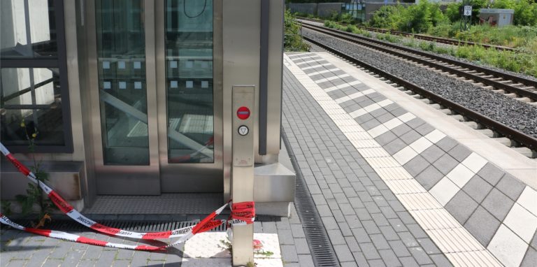 Der Aufzug auf dem Hausbahnsteig ist vorerst nicht zu nutzen. Nach einem Feuerwehr-Einsatz bleibt er vorläufig außer Betrieb.
