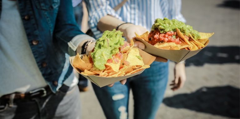 Statt Pommes zum Beispiel Nachos mit Tomaten-Salsa und Avocado-Creme – eines von vielen Beispielen, wie das Streetfood Festival Imbiss-Küche weiter denkt.