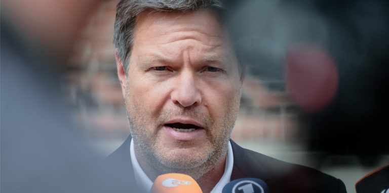 Bundeswirtschaftsminister Robert Habeck (Grüne) äußert sich vor Medienvertretern zur aktuellen Debatte über Gaseinsparungen in Deutschland.