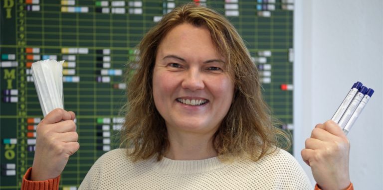 Iris Lüken (Osterfeldschule) mit Schnelltests: Viel mussten die Schüler in den vergangenen beiden Schuljahren mitmachen.