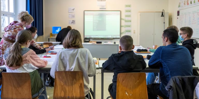An einer Oberhausener Gesamtschule hat ein 13-Jähriger seine Lehrerin angegriffen.