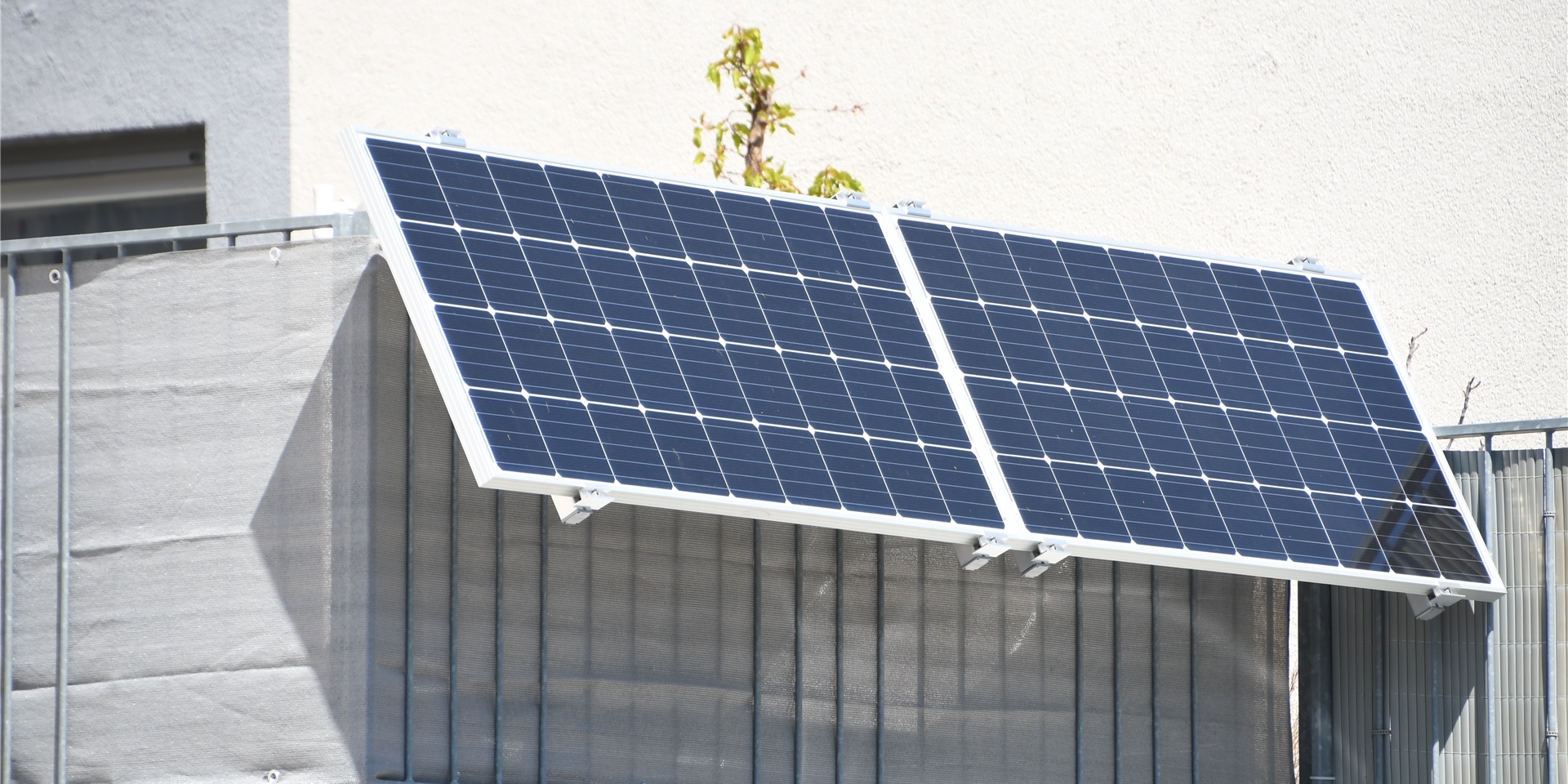 Eine Solar-Anlage auf dem Balkon eines Mehrfamilienhauses.