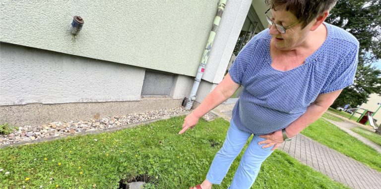 Monika Bußmann ist verärgert, weil es vor der Haustür ihres Wohnhauses im Zentrum Holzwickedes eine Art Ratten-Plage gibt.