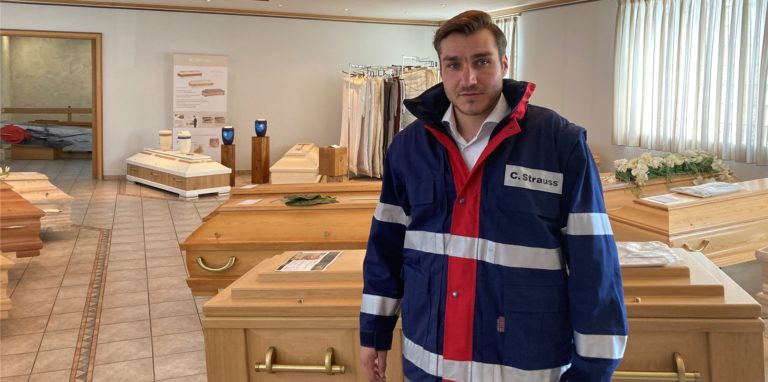 Bestattungsmeister Carsten Strauß in der Einsatzkleidung von „Deatcare“. Der Zusammenschluss aus Bestattern, Ärzten und Psychologen möchte die menschenwürdige Beisetzung von Toten nach Katastrophen und Krisen ermöglichen.