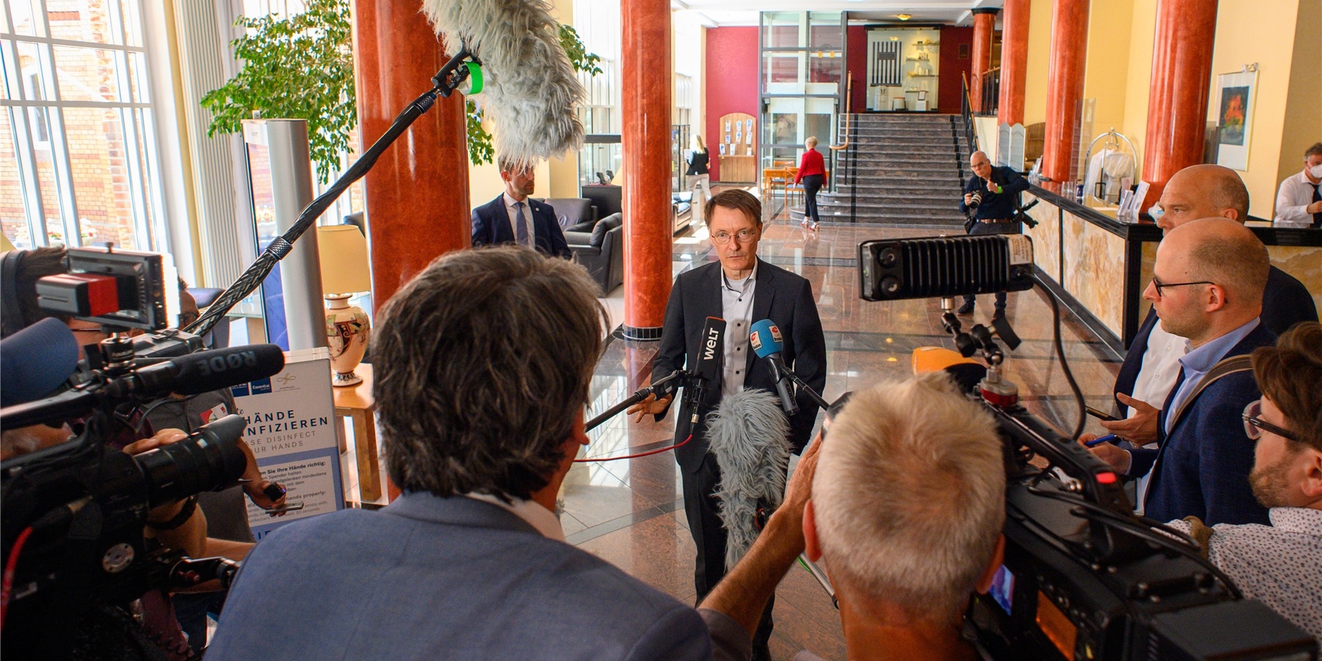 Bundesgesundheitsminister Karl Lauterbach gibt vor der Gesundheitsministerkonferenz ein Interview.