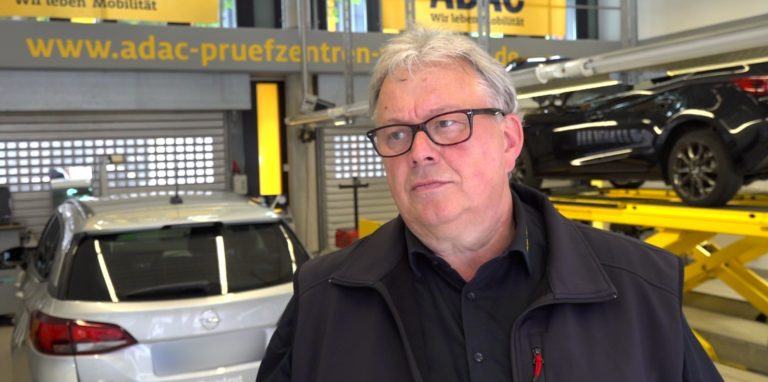 Michael Pomplum ist KFZ-Meister und überprüft Autos auf Mängel.