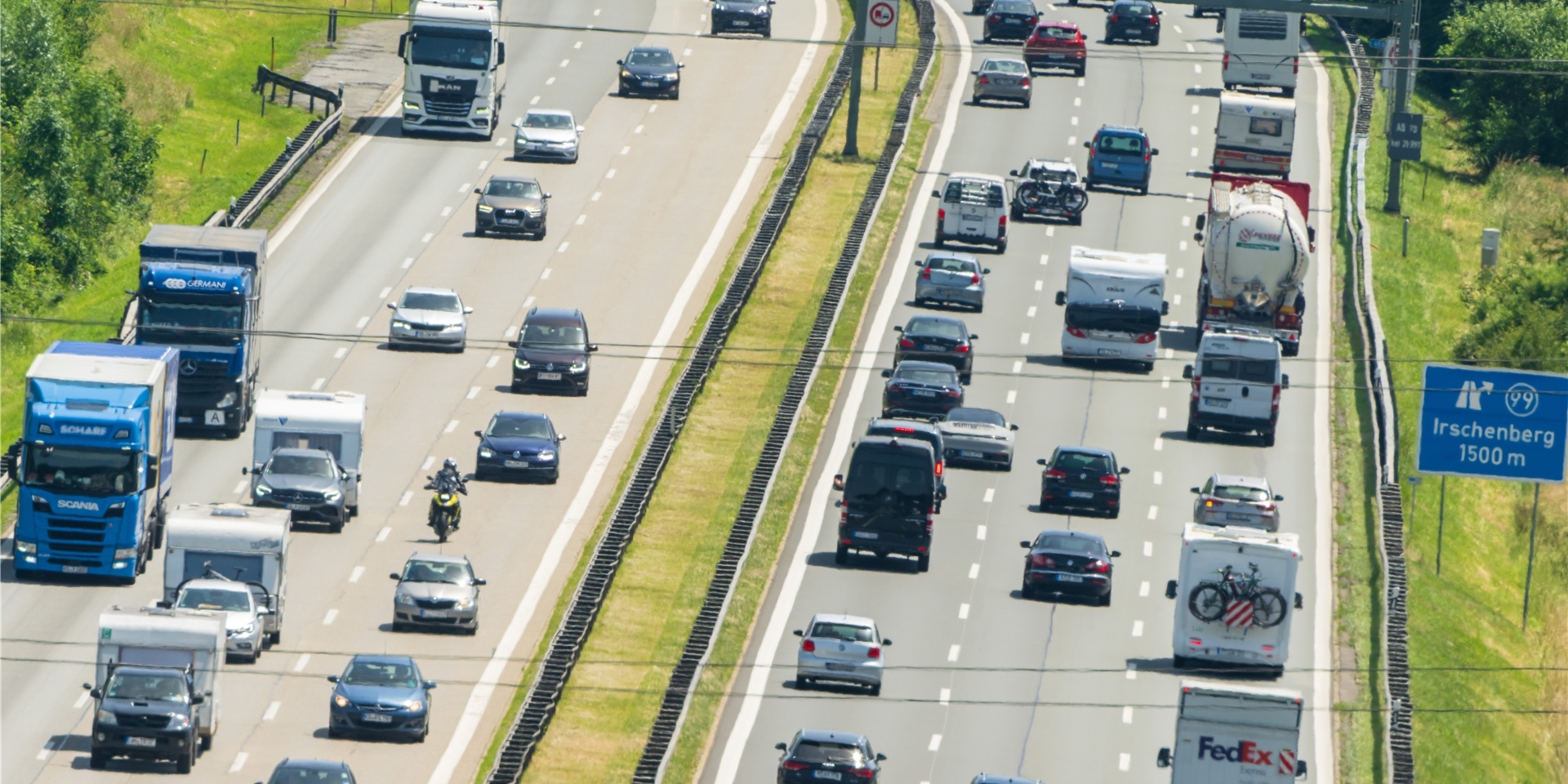 Pkw und Lkw sind auf der Autobahn zu sehen.