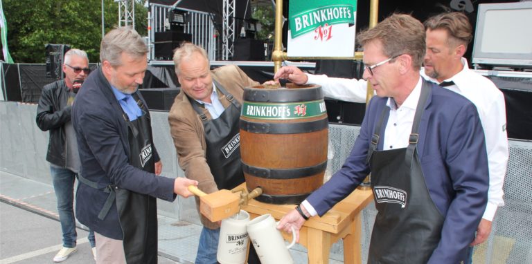 Das 34. Lüner Brunnenfestfestival wird am zweiten Juli-Wochenende in Lünen stattfinden. Mit dabei werden einige Top-Acts sein. Hier ein Bild aus 2018: Bürgermeister Jürgen Kleine-Frauns beim Fass-Anstich.