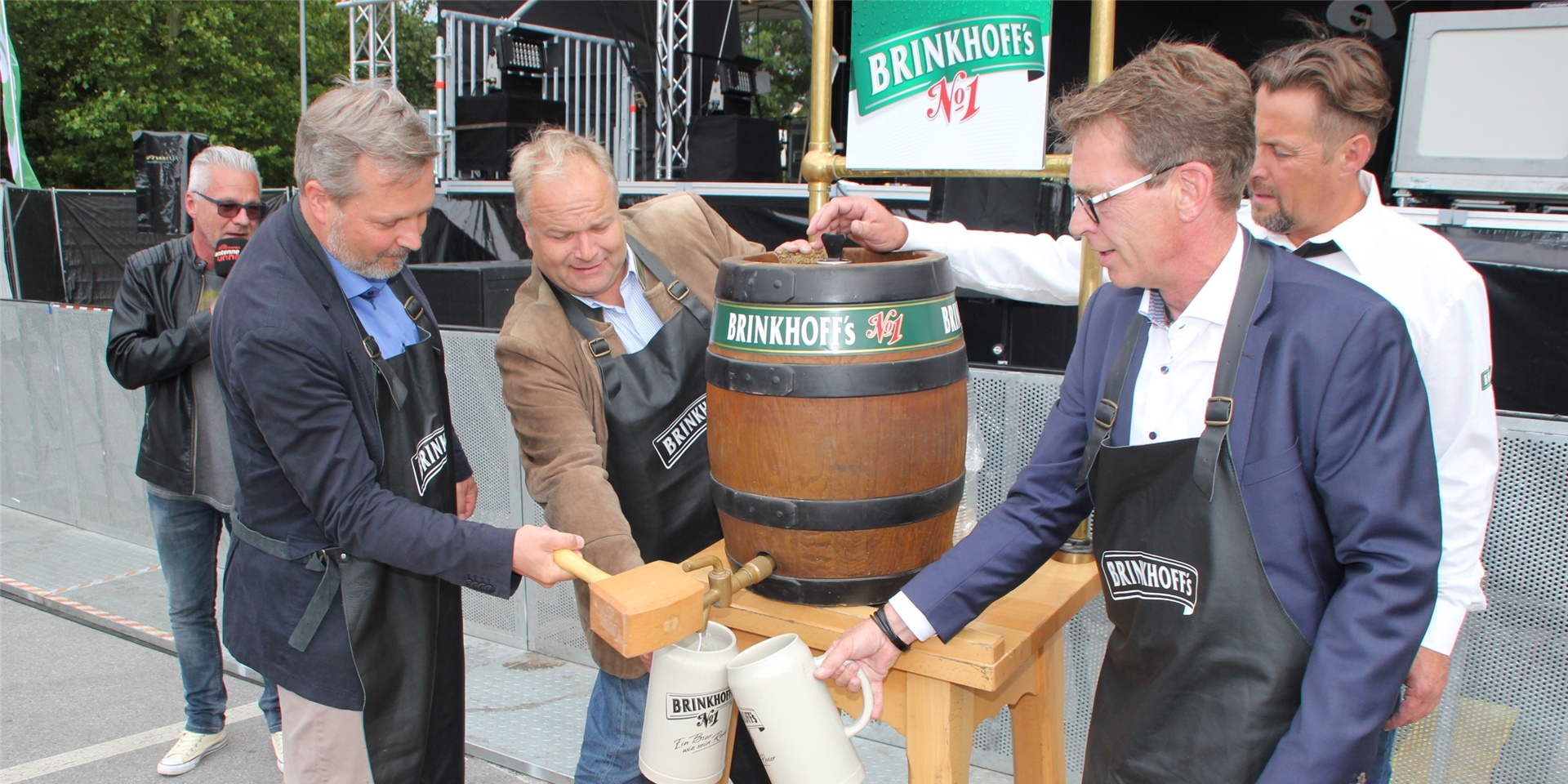 Das 34. Lüner Brunnenfestfestival wird am zweiten Juli-Wochenende in Lünen stattfinden. Mit dabei werden einige Top-Acts sein. Hier ein Bild aus 2018: Bürgermeister Jürgen Kleine-Frauns beim Fass-Anstich.