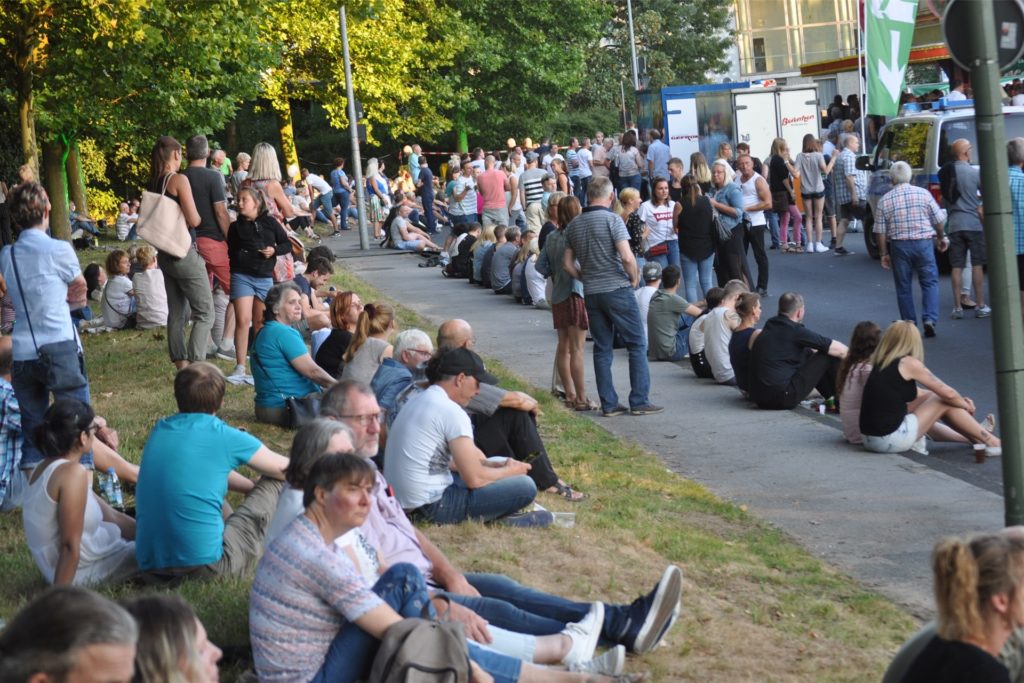 Das letzte Brunnenfest war ein voller Erfolg. Sitzplätze gab es beim Brunnenfest in 2018 nur noch am Lippedeich und am Straßenrand. Das letzte Brunnenfest war ein voller Erfolg. Sitzplätze gab es beim Brunnenfest in 2018 nur noch am Lippedeich und am Straßenrand.