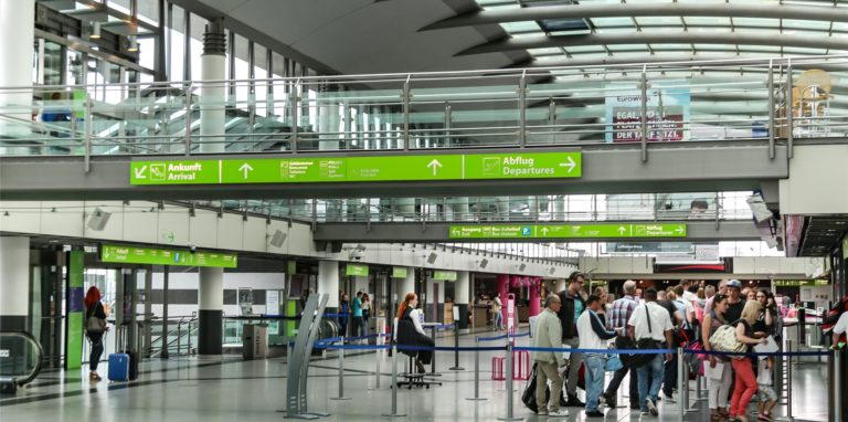 Der Dortmunder Flughafen erwartet in den Sommerferien viele Passagiere.
