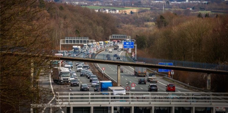 Mehrere Brücken auf der A45 werden überprüft. (Archivbild)