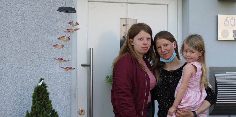 Noch immer kann Jennifer Uttich (36, Mitte) mit ihrem Mann und ihren vier Kindern (hier mit ihren Töchtern Stina (16) und Ellen (5)) nicht in das Reihenhaus in Brambauer zurück.