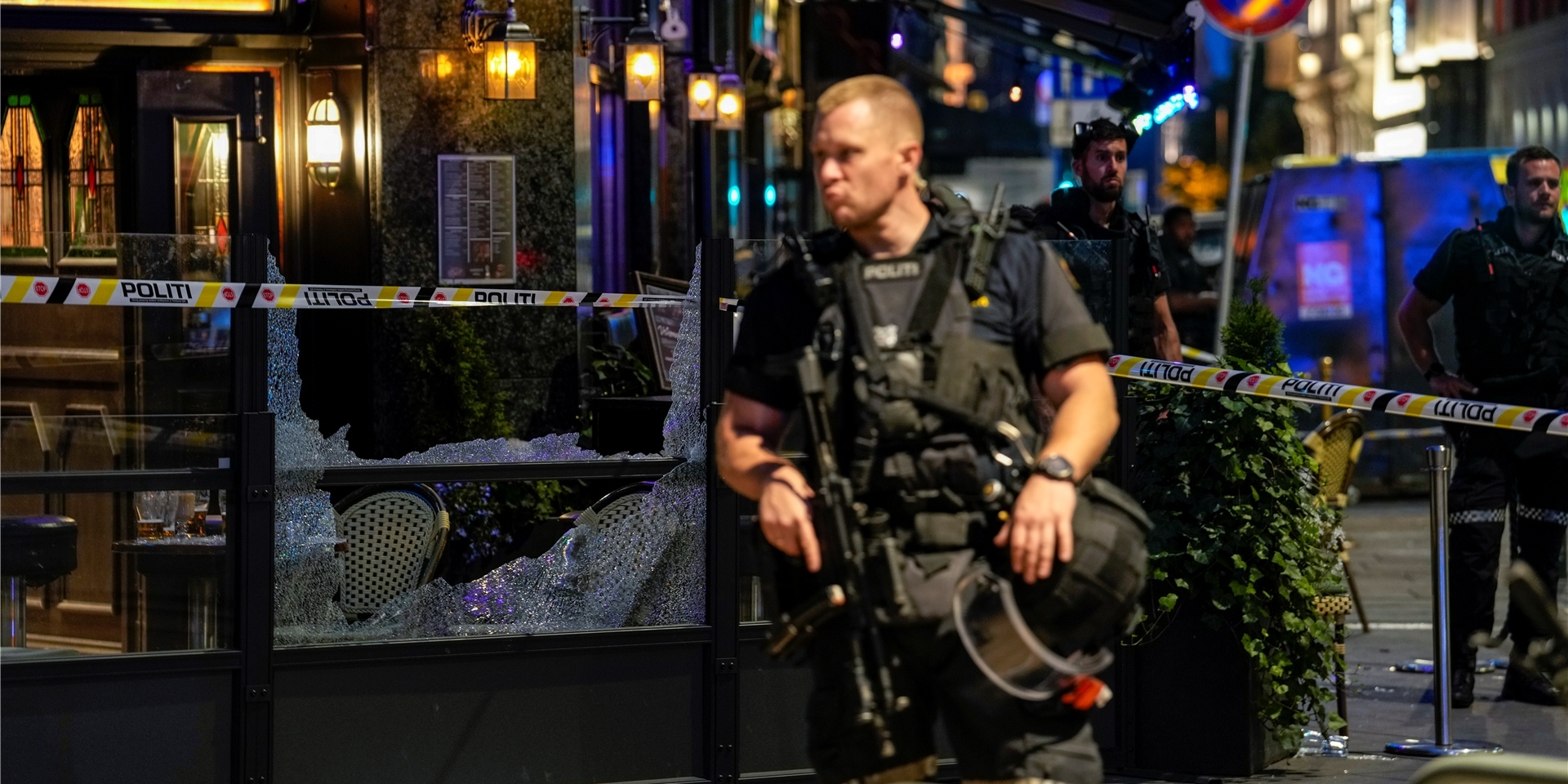 Polizisten bewachen den Tatort vor einem Nachtclub in der norwegischen Hauptstadt Oslo.
