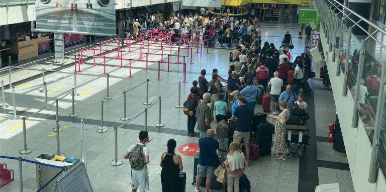 Der Andrang am Dortmunder Flughafen war zum Start der Sommerferien groß – allerdings nicht so groß, wie an anderen Flughäfen in NRW.