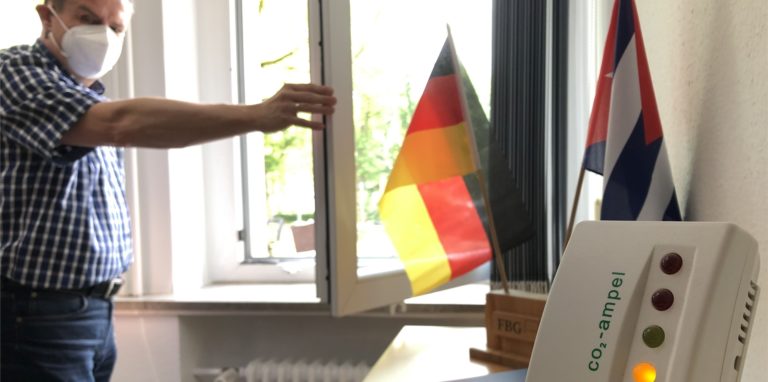 Zeit zum Lüften: Schulleiter Heiko Klanke macht das Fenster auf. Die Ampel ist auf Orange umgesprungen, nach einem halbstündigen Gespräch zwischen zwei Personen.