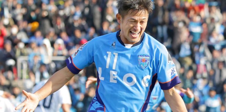 Kazuyoshi Miura spielt mit 54 Jahren noch Profifußball.