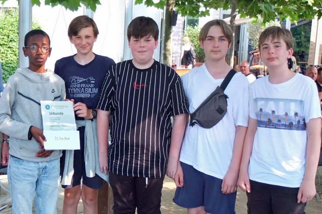 Mit Vorsprung sicherte sich die 7b des Anne-Frank-Gymnasiums Platz 1 im Wettbewerb um die meisten Kilometer als Schulklasse. Mit Vorsprung sicherte sich die 7b des Anne-Frank-Gymnasiums Platz 1 im Wettbewerb um die meisten Kilometer als Schulklasse.