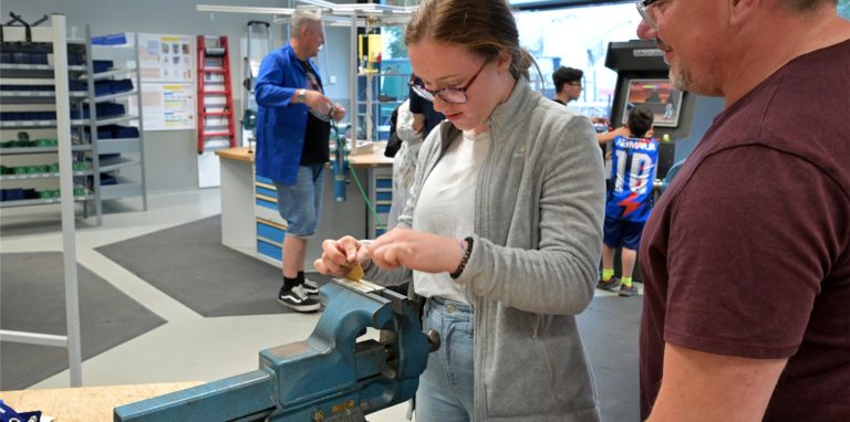 Während der Nacht der Ausbildung in Lünen konnten sich Jugendliche am Freitagabend (10. Juni) über ganz unterschiedliche Ausbildungsberufe informieren. Die einzelnen Stationen verband ein Shuttle-Bus.