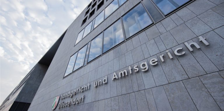 Blick auf die Fassade des Gebäudes, in dem in Düsseldorf das Landgericht und das Amtsgericht untergebracht sind.