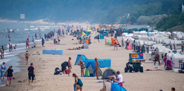 Urlauber verbringen den Tag am Strand auf der Ostseeinsel Usedom.