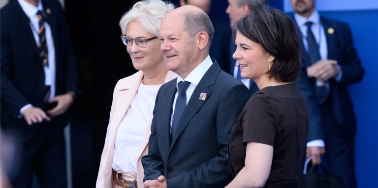 Christine Lambrecht (l-r, SPD), Bundeskanzler Olaf Scholz (SPD) und Annalena Baerbock (Bündnis 90/Die Grünen), Außenministerin, sind beim Nato-Gipfel in Madrid dabei.