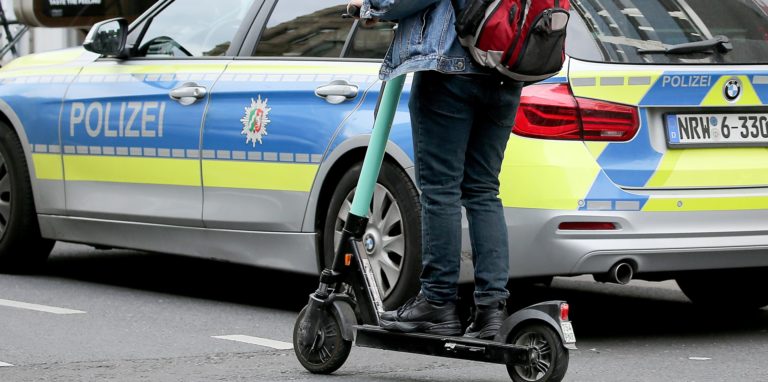 Auf dem E-Scooter von der Polizei gestoppt (Symbolbild). Für einen 32-jährigen Kamener endete die Fahrt im Gefängnis.