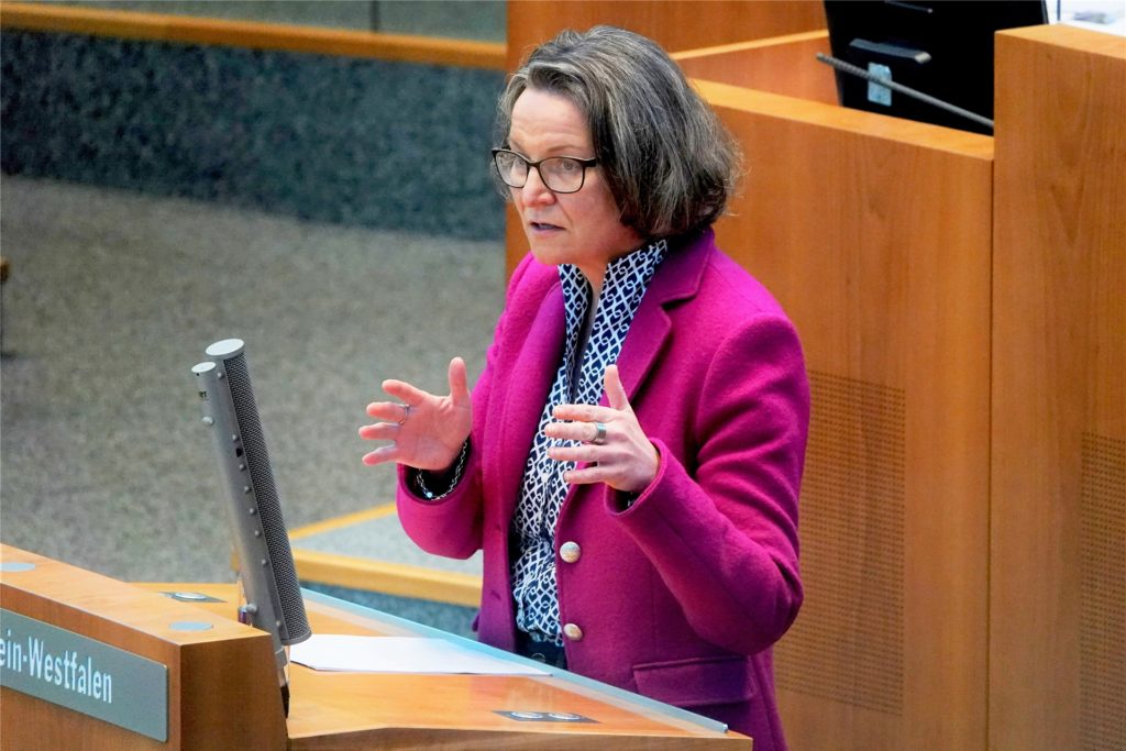 Ina Scharrenbach (CDU) , Kommunalministerin von Nordrhein-Westfalen, spricht im NRW-Landtag in Düsseldorf. Ina Scharrenbach (CDU) , Kommunalministerin von Nordrhein-Westfalen, spricht im NRW-Landtag in Düsseldorf.