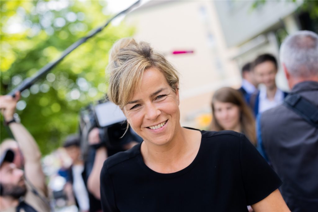 Mona Neubaur, Spitzenkandidatin und Landesvorsitzende (Bündnis 90/Die Grünen), verlässt das erste Sondierungsgespräch mit der CDU. Mona Neubaur, Spitzenkandidatin und Landesvorsitzende (Bündnis 90/Die Grünen), verlässt das erste Sondierungsgespräch mit der CDU.