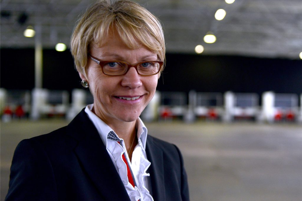Die Regierungsvizepräsidentin der Bezirksregierung Münster, Dorothee Feller lächelt am 22.09.2015 in Greven (Nordrhein-Westfalen) in der zentralen Registrierungsstelle für Flüchtlinge. Die Regierungsvizepräsidentin der Bezirksregierung Münster, Dorothee Feller lächelt am 22.09.2015 in Greven (Nordrhein-Westfalen) in der zentralen Registrierungsstelle für Flüchtlinge.
