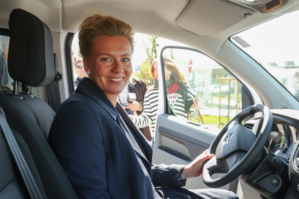 Ina Brandes (CDU), Verkehrsministerin von Nordrhein-Westfalen, sitzt in einem Elektro-Fahrzeug bei der Besichtigung vom Linien-E-Carsharing am Bahnhof Borgholzhausen. Ina Brandes (CDU), Verkehrsministerin von Nordrhein-Westfalen, sitzt in einem Elektro-Fahrzeug bei der Besichtigung vom Linien-E-Carsharing am Bahnhof Borgholzhausen.