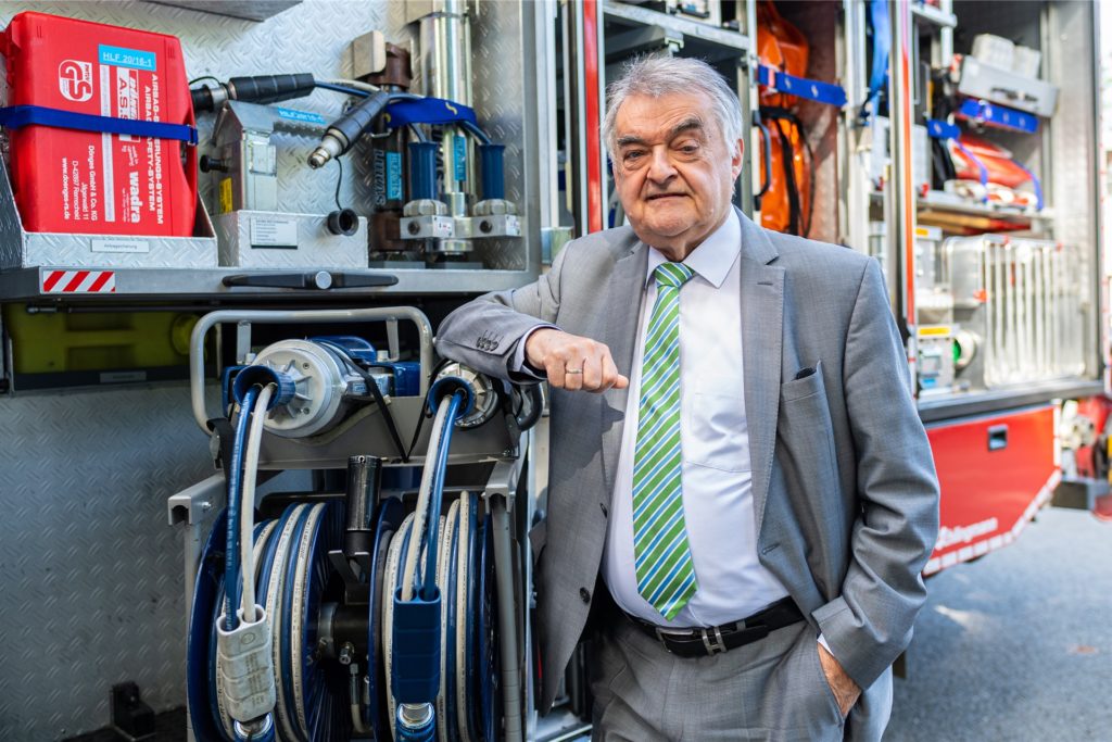 Herbert Reul (CDU), Minister des Innern des Landes Nordrhein-Westfalen, übergibt insgesamt 15 Mannschaftstransportfahrzeuge (MTF) und 1 Hilfeleistungslöschgruppenfahrzeug (HLF) für den Transport in die Ukraine. Herbert Reul (CDU), Minister des Innern des Landes Nordrhein-Westfalen, übergibt insgesamt 15 Mannschaftstransportfahrzeuge (MTF) und 1 Hilfeleistungslöschgruppenfahrzeug (HLF) für den Transport in die Ukraine.