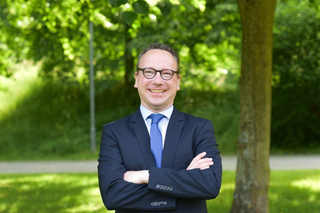 Benjamin Limbach, zurzeit noch Präsident der Hochschule des Bundes für öffentliche Verwaltung, wird auf Vorschlag der Grünen neuer Justizminister in NRW. Benjamin Limbach, zurzeit noch Präsident der Hochschule des Bundes für öffentliche Verwaltung, wird auf Vorschlag der Grünen neuer Justizminister in NRW.