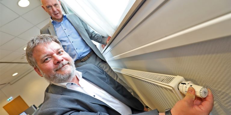 Heizen wird ab Freitag teurer. GSW-Geschäftsführer Jochen Baudrexl und Rohrnetz-Leiter Jürgen Richters (l.) kündigten die Preiserhöhung zum 1. Juli an. Weitere Preissprünge sind offenbar abzusehen.