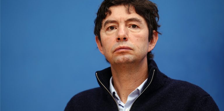 Christian Drosten, Direktor des Instituts für Virologie an der Charité Berlin, sitzt in der Bundespressekonferenz und informiert zur aktuellen Corona-Lage. (Archivbild)